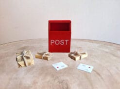 Deze Brievenbus, hout met post krijgt alles van de Kerstman.