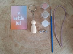 DIY sleutelhanger juf roze. Hiermee maak je elke juf erg blij. Eindelijk raakt ze haar sleutels niet meer kwijt.