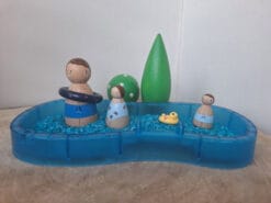 Zwembad met vader, meisje, jongen, eendje en bomen.