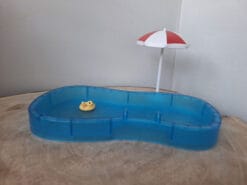 Zwembad met parasol en eendje (a)