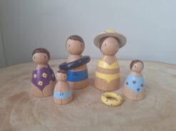 zomer familie set 5. Ontspannen gekleed voor het zwembad of strand.