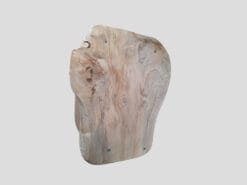 Dit houten speelhuis geeft je zeker urenlang speelplezier met jouw poppetjes en ander leuke spulletjes.