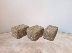 Met deze strobalen hebben de dieren het naar hun zin.