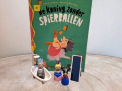 Met de pegdolls van de koning zonder spierballen kun je het hele verhaal naspelen.