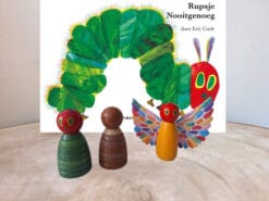 Met de figuren uit Rupsje nooitgenoeg kun je het prentenboek helemaal zelf naspelen.