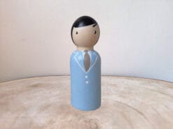 De bruidegom 4 is diep gelukkig met zijn bruid.