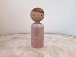 De bruidegom 7 is diep gelukkig met zijn bruid.