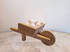 Deze leuke kruiwagen met sneeuwballen levert genoeg munitie!