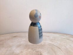 Deze sneeuwpop met oorwarmers en een dikke sjaal houd het lekker warmpjes.