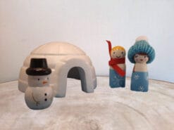 Met deze iglo houden de peg dolls het lekker warm in de winter.